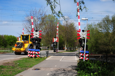 824239 Gezicht op de spoorwegovergang in de Mereveldseweg te Utrecht.